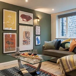  Holiday home The Old Coach House: Luxurious Retreat Near Town Centre